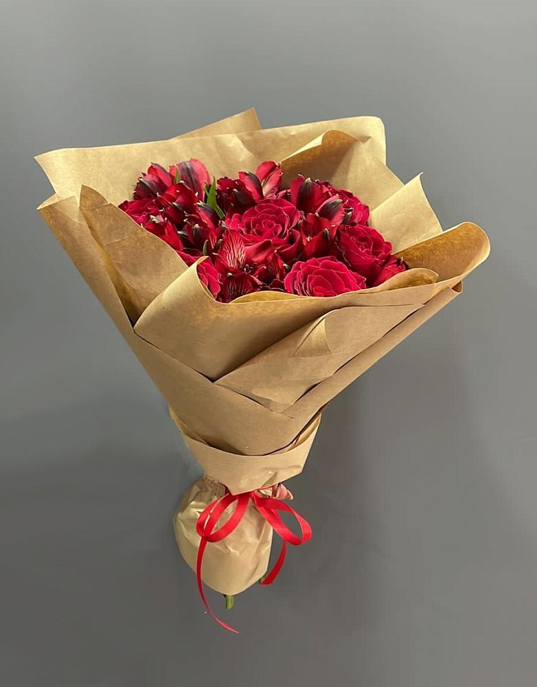 Букет цветов из: Альстромерии и Розы в Целине