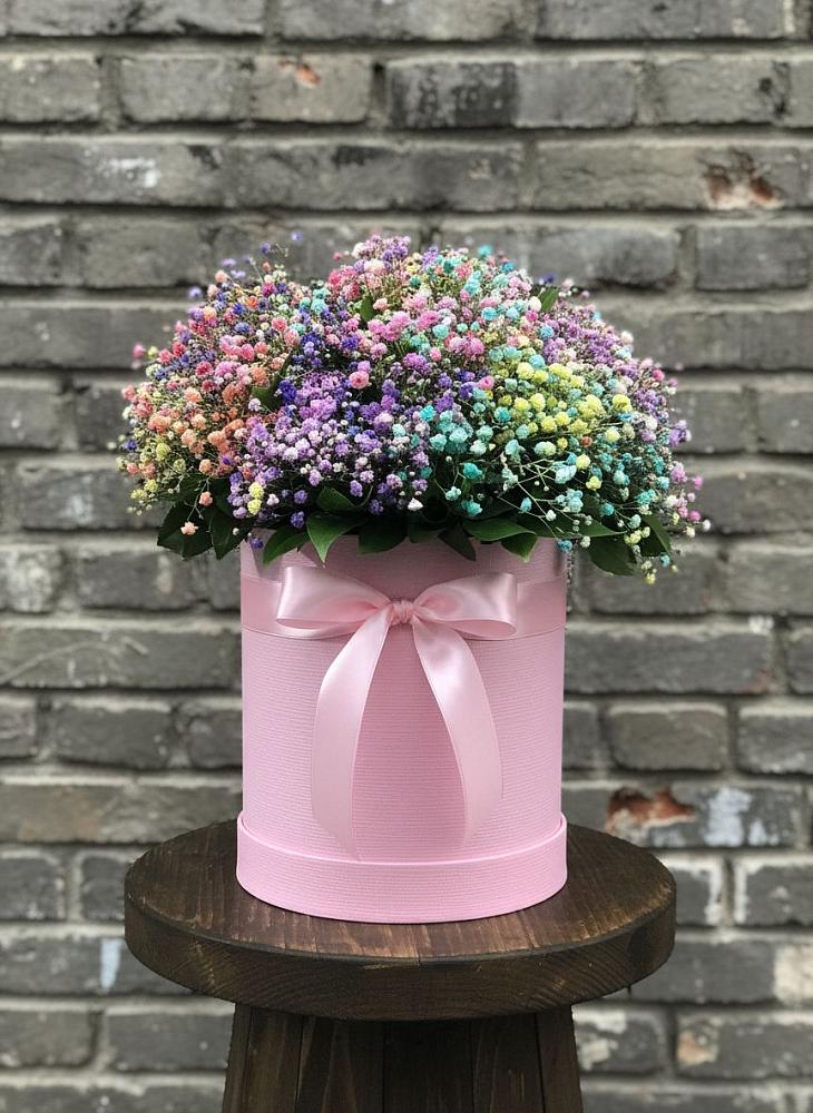 Цветочная композиция из Гипсофила и Розы в шляпной коробке в Целине