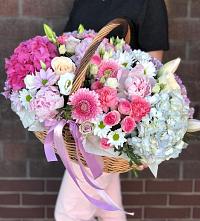 Цветочная композиция из Розы, Хризантемы, Пионы и Лизиантусы в корзине #REPLACE_PRED# Целине