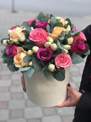 Цветочная композиция из Розы в шляпной коробке в Целине