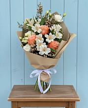 Букет цветов из:  Альстромерии, Лизиантусы, Розы и Хризантемы в Целине