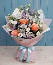 Букет цветов из:  Лизиантусы, Розы, Альстромерии и Гипсофила в Целине