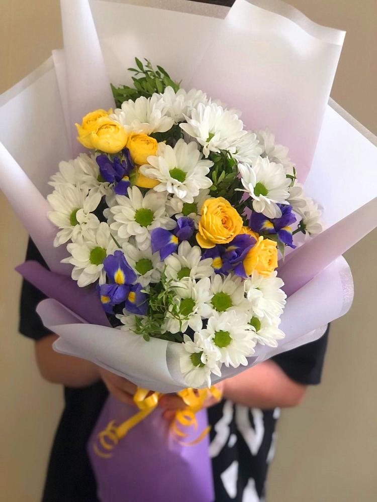 Букет цветов из: Ирисы, Хризантемы и Розы в Целине