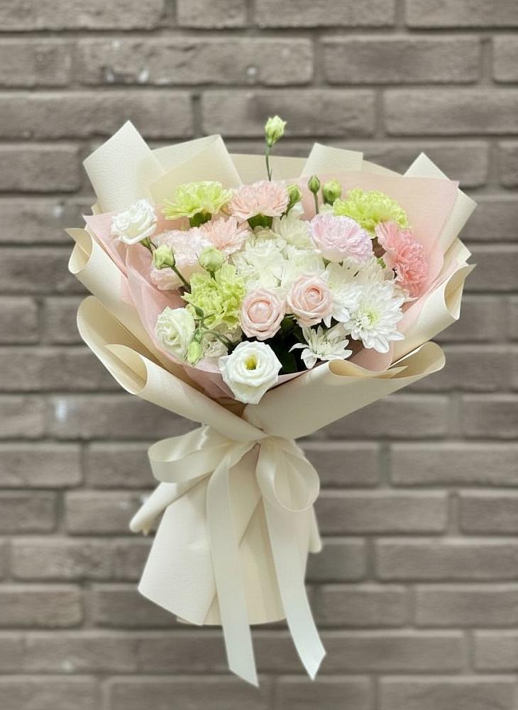 Букет цветов из: Гвоздики, Розы, Лизиантусы и Хризантемы в Целине