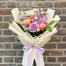 Букет цветов из:  Лизиантусы и Розы в Целине