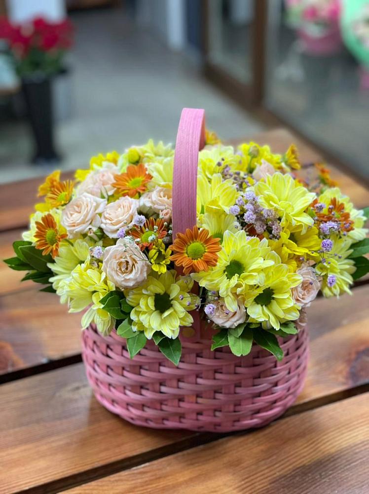 Цветочная композиция из Хризантемы и Розы в корзине в Целине