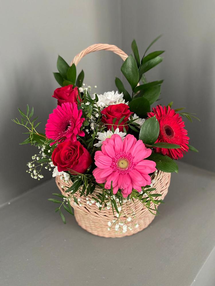 Цветочная композиция из Розы, Хризантемы и Герберы в корзине в Целине