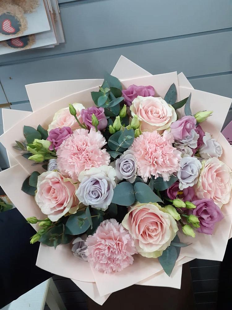 Букет цветов из: Розы, Гвоздики и Лизиантусы в Целине