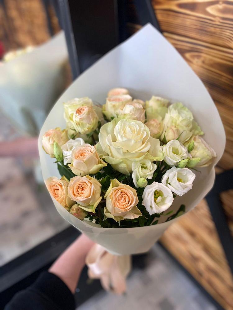 Букет цветов из: Розы и Лизиантусы в Целине